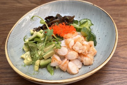 Poke with grilled shrimp and pineapple-lychee sauce