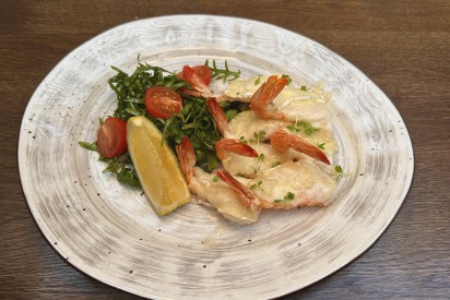 Baked shrimps with camembert cheese