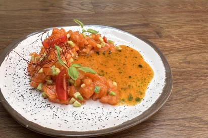 Тартар из лосося с апельсиновым соусом