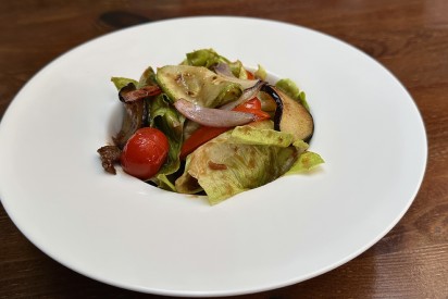 Салат гриль с говядиной и соусом BBQ